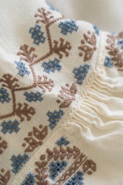 haft na lnianej tkaninie